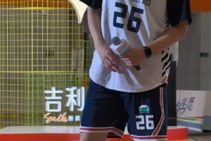 休賽期看的第一場球??吳驍隊(duì)vs孫銘徽隊(duì)...