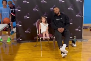 楊瀚森新隊(duì)友利拉德和小球迷合影 這就是75大巨星的親和力嗎？