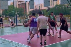 三百斤的控球厚衛(wèi)持球突破，這你怎么防??？??