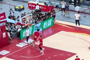 有點(diǎn)尷尬！現(xiàn)場球迷曬中國男籃賽前熱身 連續(xù)兩個(gè)扣籃扣飛??