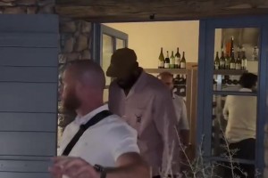 詹姆斯與妻子現(xiàn)身巴黎餐廳吃飯