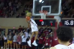 火箭新援戴維森曾表演胯下扣籃??這彈跳力和杰倫-格林一桌的！