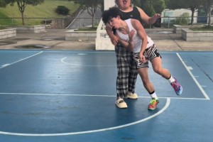 籃球小伙被小胖妹直接懟飛 終于知道為什么有些比賽要分量級了…