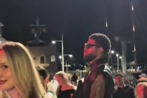 妥妥人生贏家！保羅喬治與女友現(xiàn)身法國等待出席派對~