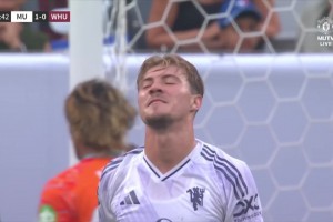 沒帶射門靴！霍伊倫禁區(qū)內(nèi)良機(jī)勁射放了高射炮！阿莫林拍手嘆息！