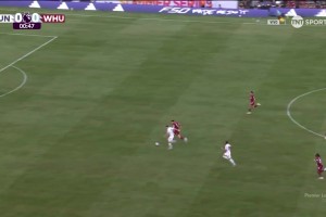 曼聯(lián)開場反搶成功反擊！霍伊倫沖刺拿到球權(quán)，一腳爆射擊中立柱！