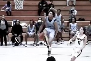 前一位是火箭新援??據(jù)說只有兩人在實戰(zhàn)中完成此等逆天暴扣??