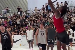 莫蘭特剛抵達中國就上演逆天扣籃??引得現(xiàn)場球迷驚呼連連！！