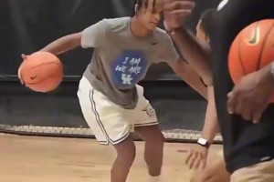 太像了吧！隆多兒子這絲滑節(jié)奏和鬼魅上籃太有隆多的影子了！