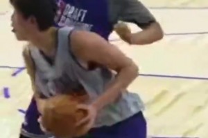 肉搏不帶怕的！近距離感受楊瀚森此前對快船尼德豪澤的對抗強度！