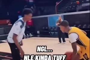 輕松拿捏！阿門穿洞洞鞋跟籃球網(wǎng)紅單挑