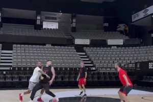 師傅你也是后衛(wèi)？申京和火箭訓(xùn)練師打磨控球和突破技術(shù)??