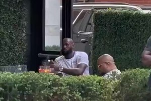 保鏢嚴(yán)肅站崗！詹姆斯昔日在街頭愜意喝下午茶 被女球迷圍觀拍攝