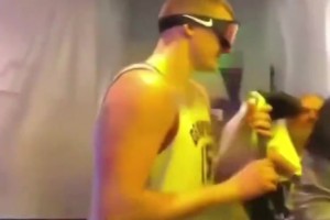 不如賽馬好玩！23年約基奇奪冠時，開香檳都顯得有點(diǎn)敷衍啊