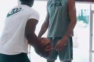 要轉(zhuǎn)型成空間型中鋒了？戈貝爾苦練中投+擋拆后三分！