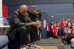 保羅重返快船，在現(xiàn)場(chǎng)球迷一陣“CP3”的歡呼聲中，激動(dòng)落淚！