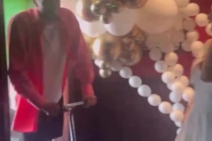 全程單膝下跪??哈利伯頓向好了多年女友求婚