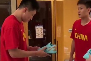 大爺還能做出這動(dòng)作，你敢相信他70歲了？