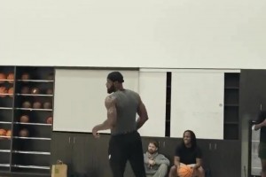 開啟第23個賽季！老詹休賽期度假過來，立馬就展開訓(xùn)練了！