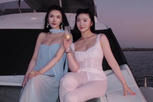 好身材??！此前和巴特勒一起逛賭城的華人美女和閨蜜坐游艇出海~