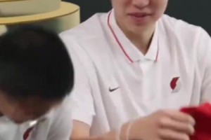 楊瀚森這個(gè)笑聲太魔性了，難怪小卡要跟你學(xué)習(xí)中文呢