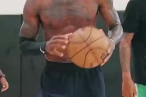 詹姆斯不服扣籃王奧比托平，兩人此前在訓(xùn)練館里較勁！