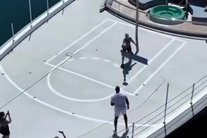 有錢人的快樂？魔術師在私人游艇上投籃！六十多歲中投依舊犀利啊