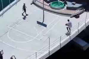 魔術(shù)師的豪華大游艇，船頭就有個籃球場，但球掉海里了誰撿呢？