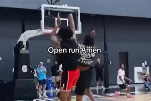 該說不說，阿門-湯普森這控運(yùn)和持球投籃好像真的進(jìn)步不少啊！