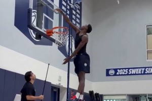 ??輕松摸籃板上沿？？！26屆狀元熱門迪班薩這彈跳太恐怖??