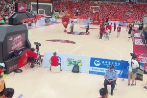 難頂！村BA現(xiàn)場求婚，觀眾還在罵裁判，連著求婚的一起罵了