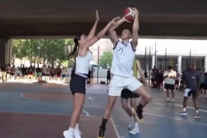 從來都不對抗的小控衛(wèi)，居然主動尋找對抗