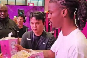 論寵粉是認(rèn)真的??莫蘭特送爆米花、紀(jì)念品！對(duì)球迷幾乎有求必應(yīng)