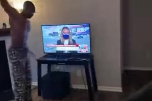 這才是猿臂！黑哥正對著幼年籃架展示著恐怖天賦