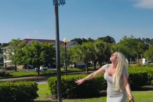 被資本做局了！莫蘭特扣籃，起跳被品牌方的貼紙滑倒，險些受傷