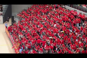 諸暨籃球比賽現(xiàn)場 球迷場中間求婚觀眾席在罵黑哨