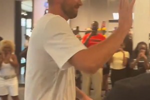 東契奇現(xiàn)身紐約參加活動(dòng)！近距離觀看真的瘦了好多 期待新賽季了