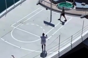 不怕籃球掉海里？魔術(shù)師約翰遜在他的巨型游艇上進(jìn)行投籃~