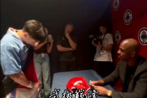 “絕對(duì)真愛～球迷身穿保羅不同時(shí)期的球衣到場(chǎng)支持保羅...