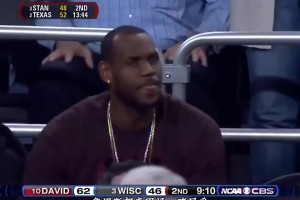 庫里大學時期瘋?cè)匿浵?！當時詹姆斯還去了現(xiàn)場觀戰(zhàn)！