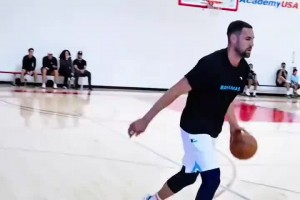 對(duì)抗挺激烈??！伊森和克萊以及丁威迪等人一起打野球~