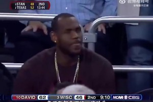 庫里08年瘋狂三月打出超神一戰(zhàn)，剛好詹姆斯也在現(xiàn)場觀戰(zhàn)