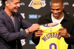 可惜故事的結(jié)局不太美好??四年前今天：威少加盟湖人