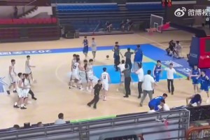 被圍在地上踩！另一視角看遼寧山東U21沖突，整個就一群毆！