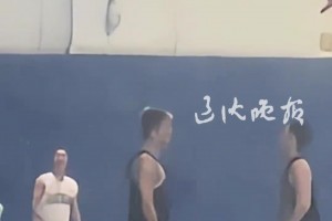 陶喆演唱會(huì)散場(chǎng)后 “加演”看郭艾倫現(xiàn)場(chǎng)打球：希望艾倫能回來(lái)~