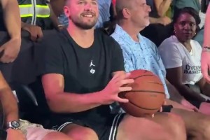 駕輕就熟！東契奇現(xiàn)場(chǎng)表演坐投三分一擊即中??仔細(xì)看真瘦了一圈