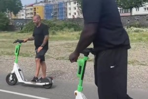 奧尼爾騎滑板車到野球場 不得不說這車質(zhì)量真好??