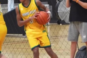 這模樣絕對(duì)親生無疑！隆多13歲兒子率隊(duì)奪冠，與父親撞胸慶祝！