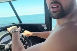 真幸福！克萊跟女友一起出海釣魚