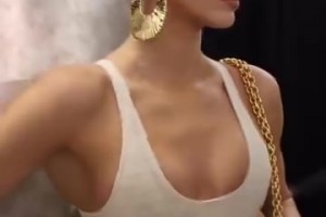 肯豆金發(fā)連體衣走秀，和平時反差不小